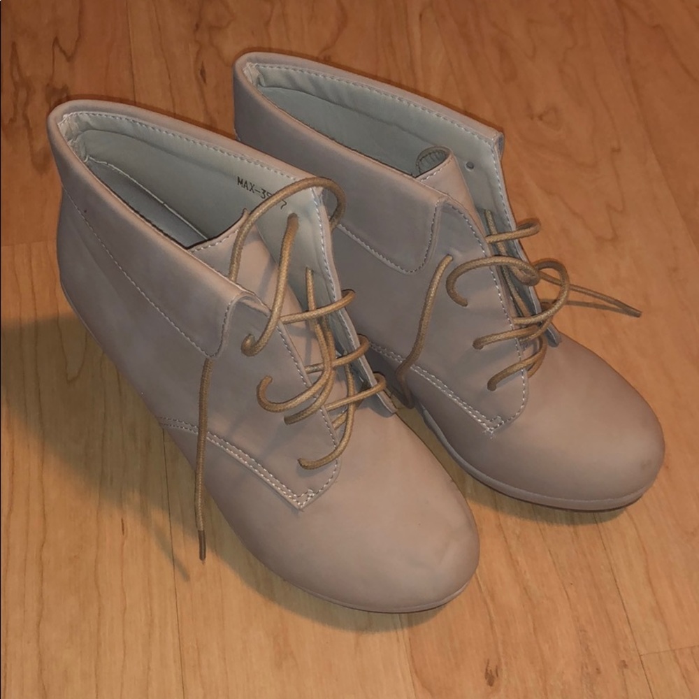 Creme colored wedges with laces size 7